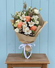 Букет цветов из:  Альстромерии, Лизиантусы, Розы и Хризантемы в Пестравка