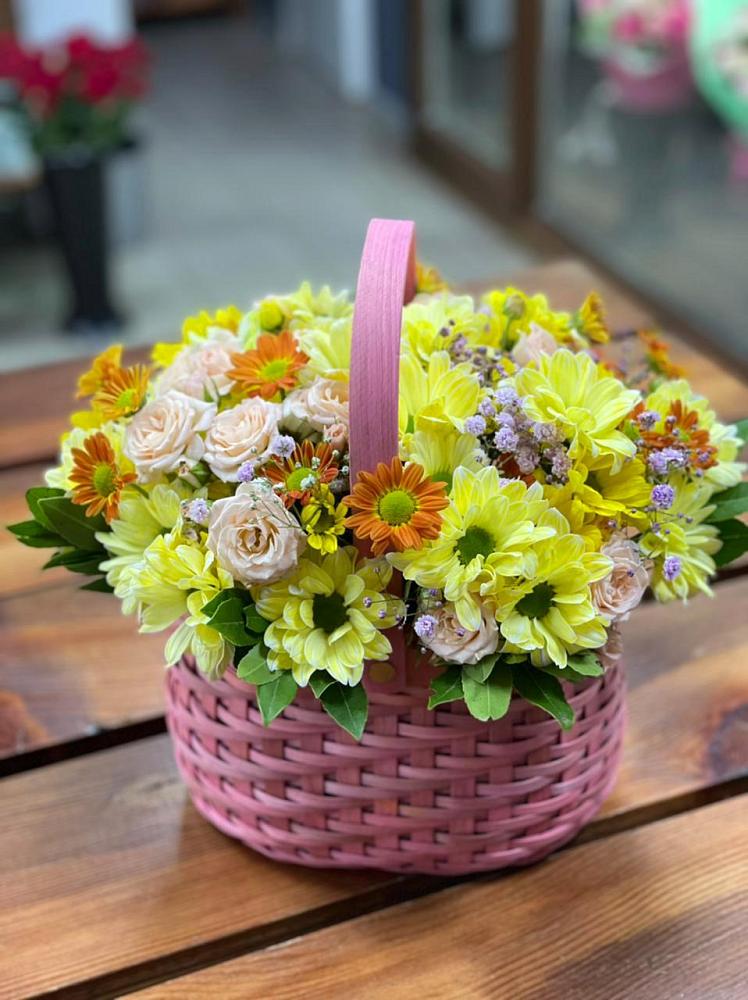 Цветочная композиция из Хризантемы и Розы в корзине в Пестравка