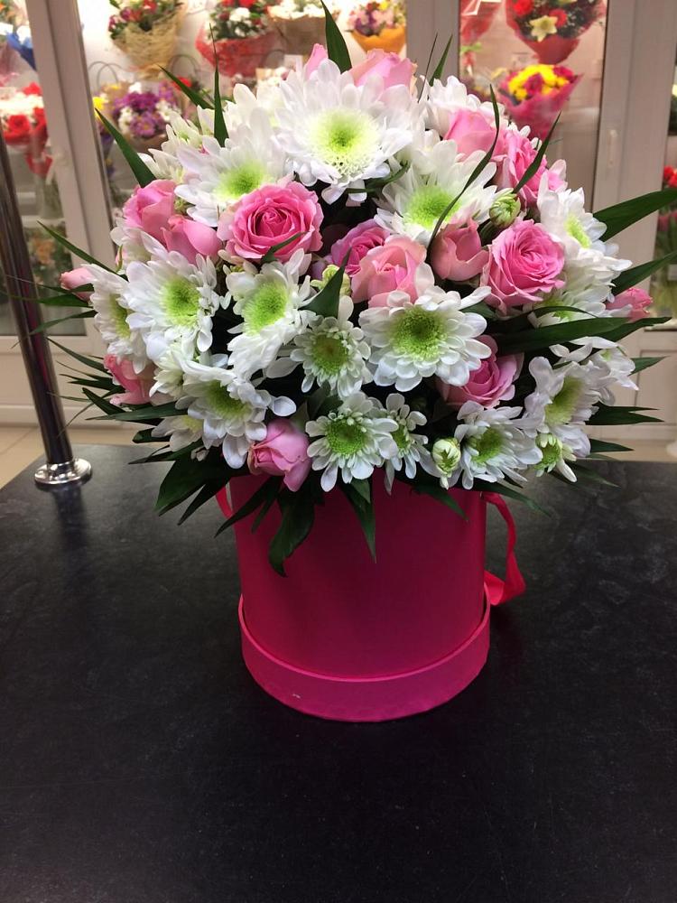 Цветочная композиция из Розы и Хризантемы в шляпной коробке в Пестравка