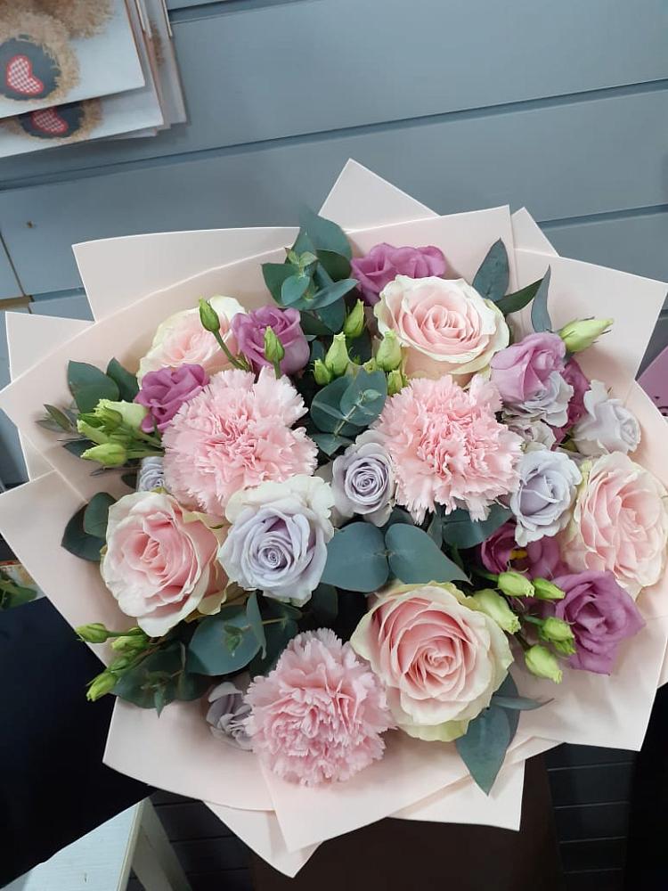 Букет цветов из: Розы, Гвоздики и Лизиантусы в Пестравка